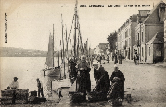 Postcard Audierne Finistère, Les Quais, La Cale de la Mairie
