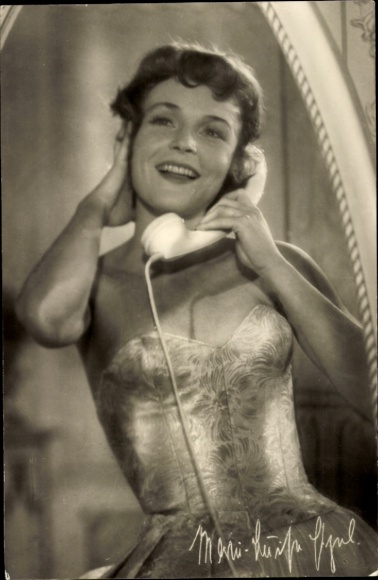 Postcard actress Marie Luise Etzel, portrait, telephone, Defa film The Captain of Cologne