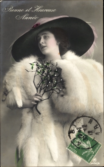 Ak Glückwunsch Neujahr, Elegante Frau, Pelz, Mistelzweige