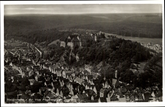 Ak Heidenheim an der Brenz Württemberg, Luftaufnahme von  Burg und Stadtansicht