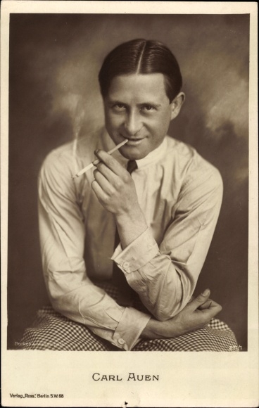Postcard actor Carl Auen, Ross Verlag 271/1, portrait with cigarette