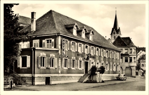 Ak Engen im Hegau Baden, Hotel Sonne, mehrstöckiges Gebäude, Kirchturm im Hintergrund