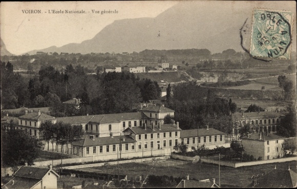 Ak Voiron Isère, Ansicht der Nationalen Schule, allgemeine Sicht, Berg im Hintergrund