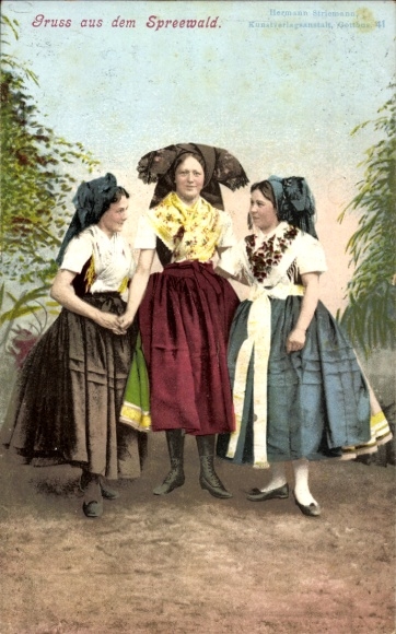Ak Spreewald, Spreewälderin in Tracht, Drei Frauen in traditioneller Kleidung stehen vor einem...