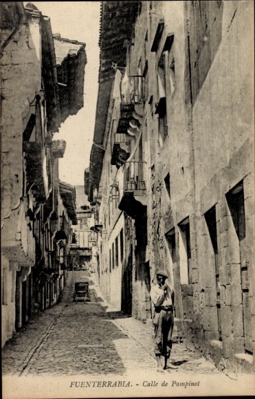 Postcard Fuenterrabia Basque Country, Calle de Pampinot, man in traditional Basque costume