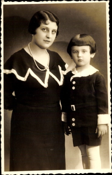 Foto Ak Frau mit Kind, Porträt, Schwarzes Kleid