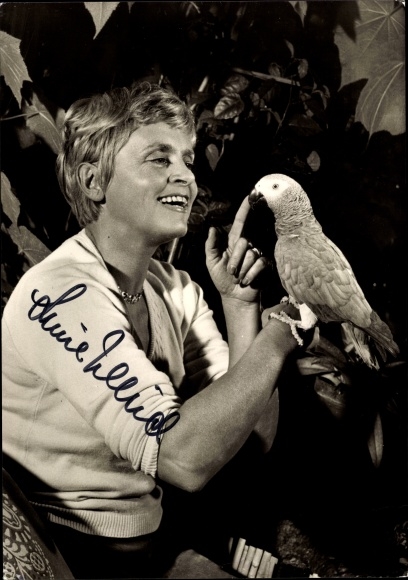 Postcard actress Luise Ullrich, portrait with parrot, autograph