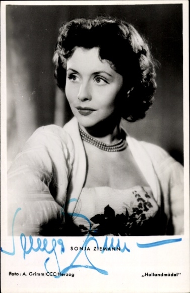 Ak Schauspielerin Sonja Ziemann, Portrait, Hollandmädel, Portrait mit Perlenkette, Autogramm