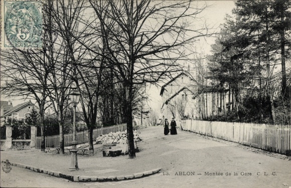 Ak Ablon Calvados,  Montée de la Gare, Bäume, Straße, Personen, Poststempel