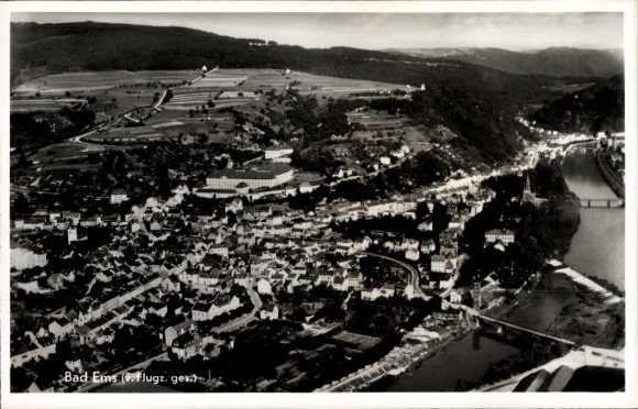 Ak Bad Ems an der Lahn, Luftaufnahme von  Gärten, Fluss, Häuser