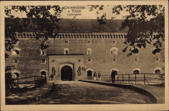 Postcard Germersheim am Rhein, Ludwigstor, brick building, bridge, pedestrians, trees