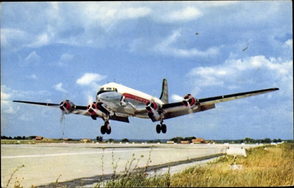 Postcard Four-engine Douglas DC 4, Cie Air Algérie, Passagierflugzeug, Landung