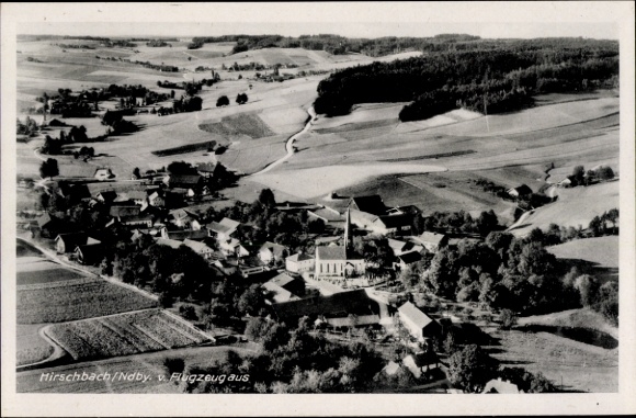 Ak Hirschbach in der Oberpfalz, Luftaufnahme von  Kirche sichtbar, ländliche Umgebung