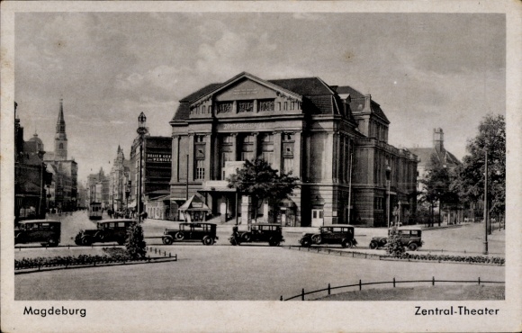 Postcard Magdeburg on the Elbe, Central Theater, Cars