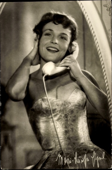 Postcard actress Marie Luise Etzel, portrait, telephone, Defa film The Captain of Cologne