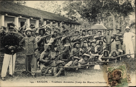 Postcard Saigon Cochinchina Vietnam, Annamese infantrymen on exercise, Camp des Mares