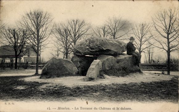 Postcard Meudon Clamart Hauts de Seine, La Terrasse du Château et le dolmen
