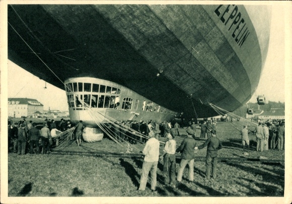 Postcard airship LZ 127 Graf Zeppelin, landing, holding crew on holding ropes and strops