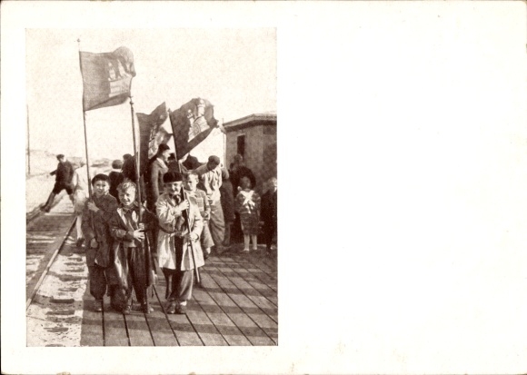 Postcard Hamburger Wandervögel, Marching Children, Standard