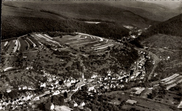 Ak Weidenthal in der Pfalz, Luftaufnahme von  Aussicht auf Felder und Gebäude