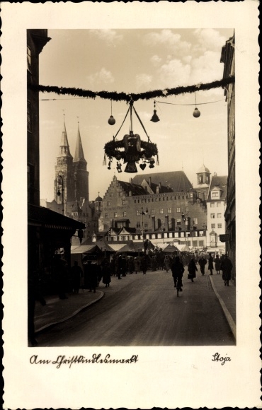 PC Nuremberg, at the Christkindlesmarkt, Christmas market, visitors