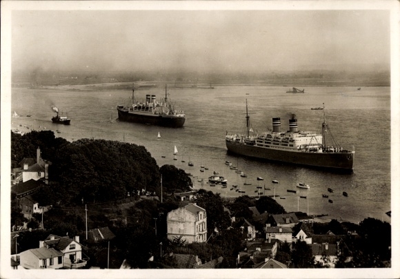 Postcard Hamburg Altona Blankenese, ocean liners pass the port