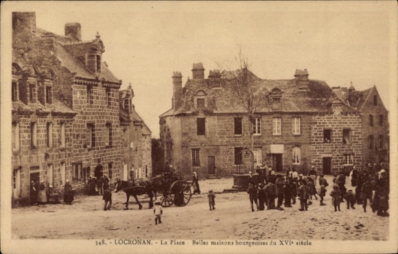 Postcard Locronan Finistère, Place de Locronan, Beautiful town houses from the 16th century