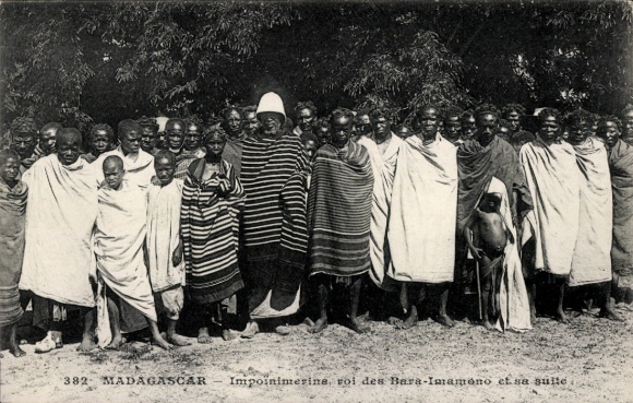 Postcard Madagascar, Impoinimerins roi des Bara Imamono et sa suite, king