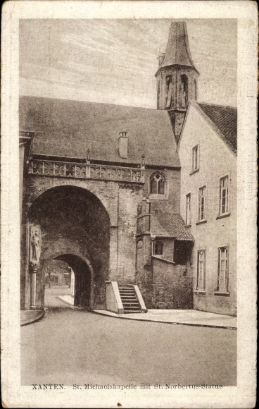 Postcard Xanten am Niederrhein, St. Michaelskapelle with St. Norbertus statue