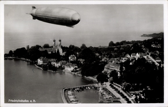 Ak Friedrichshafen am Bodensee, Luftschiff LZ 127 Graf Zeppelin, Fliegeraufnahme