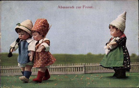 Ak Käthe Kruse-poppen, marcheer naar voren