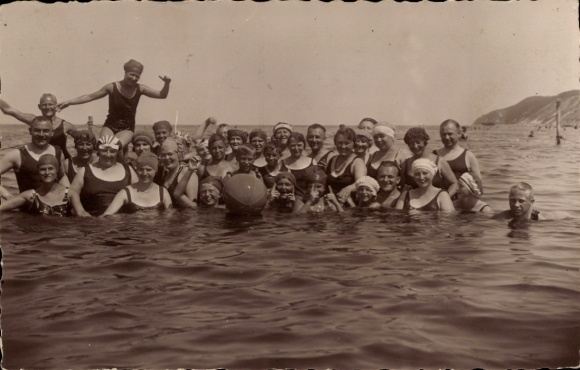 Photo Postcard Bathers in swimwear, group photo in the water, ball