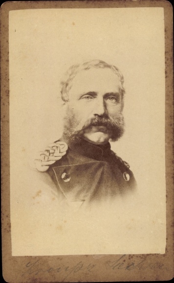Carte de visite soldier, portrait, sleeve flap, beard