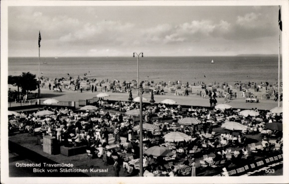 Ak Ostseebad Travemünde Lübeck, uitzicht op de Baltische Zee vanaf de Städtischen Kursaal, strand met vakantiegangers