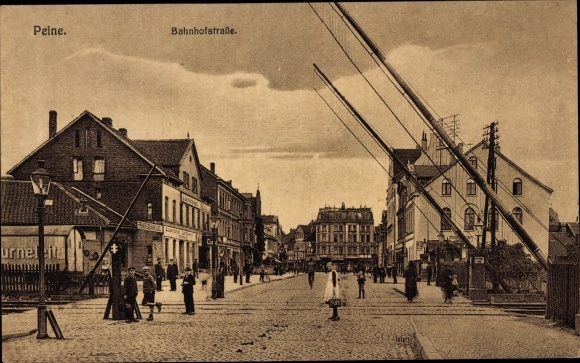 Postcard Peine in Lower Saxony, Bahnhofstrasse, inn at the train station, level crossing