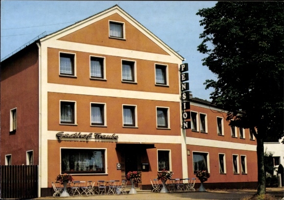 Ak Allersberg in Mittelfranken, Gasthof Traube, Pension, hellorange Fassade, Terrasse, Pflanzen