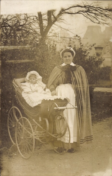 Foto Ak Frau, Baby im Kinderwagen, Spaziergang