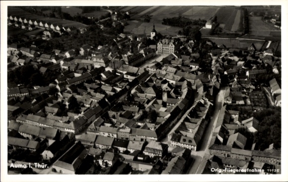 Ak Meuselwitz in Thüringen, Luftaufnahme von Auma, Thür.,  Gebäude, ländliche Umgebung
