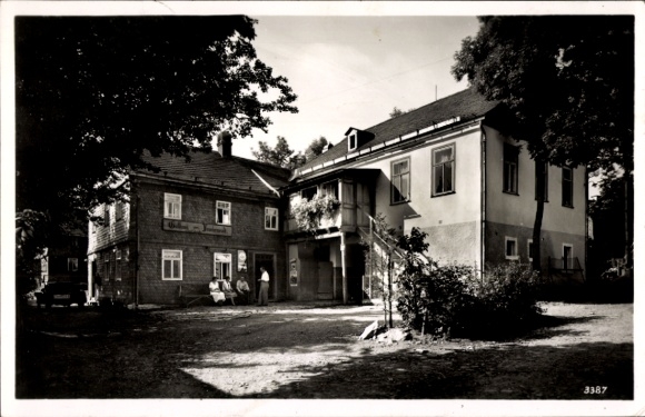 Postcard Titschendorf Wurzbach Thuringia, Gasthaus zum Frankenwald, two people, black-and-white