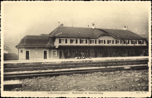 Ak Kandersteg Kanton Bern, Lötschbergbahn, Bahnhof Gleisseite