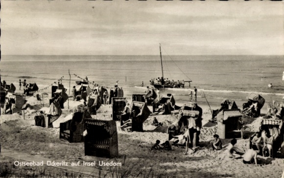 KP Ostseebad Ückeritz na wyspie Uznam, dzieci bawiące się na plaży, w tle widać morze.