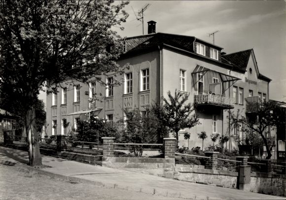Postcard Bad Elster in Vogtland, Kurheim Preyer, half-timbered house, street, trees