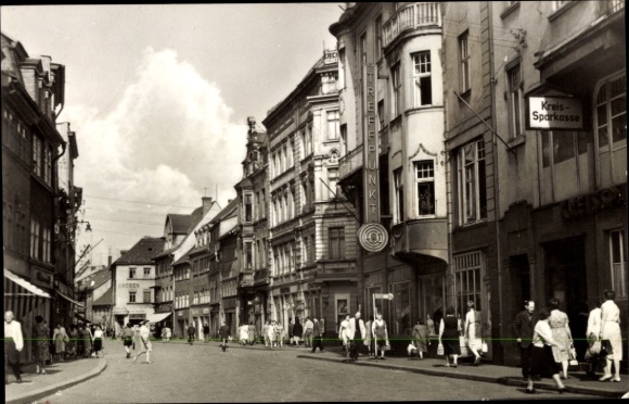 Ak Pößneck in Thüringen, Straßenansicht, alte Gebäude, Kreis-Sparkasse, Personen auf der Straße