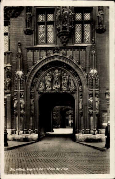 Postcard Bruxelles Brussels, Bruxelles, portal of the Hôtel de Ville, architecture, street scene