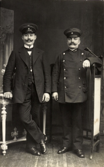 Foto Ak Zwei Eisenbahner in Uniformen, Porträt