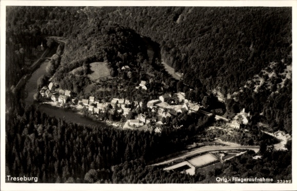 Ak Treseburg Thale im Harz, Luftaufnahme von  umgeben von Wäldern und Wasser
