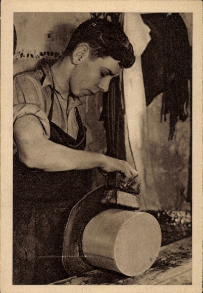 Postcard Last silk hat maker of Berlin, WHW, cylinder