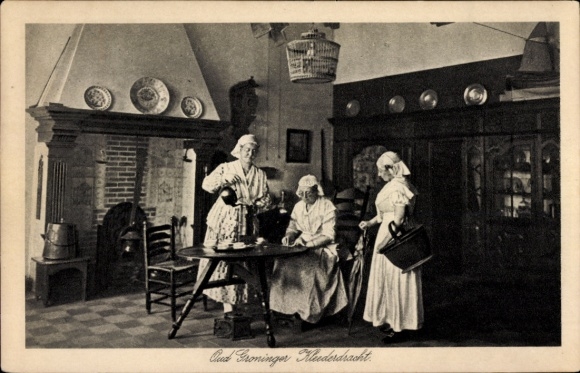 Ak Drie dames in oud Groniger-kostuum