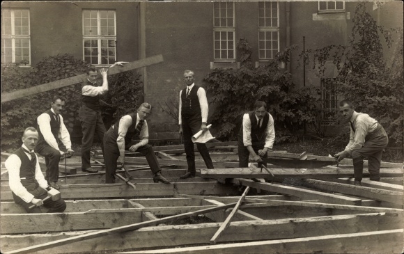 Photo Postcard carpenters at work, wooden beams, scaffolding, 1957