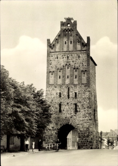 Ak Lychen in der Uckermark, Stargarder Tor, steinerner Turm, Bäume, Straßenansicht